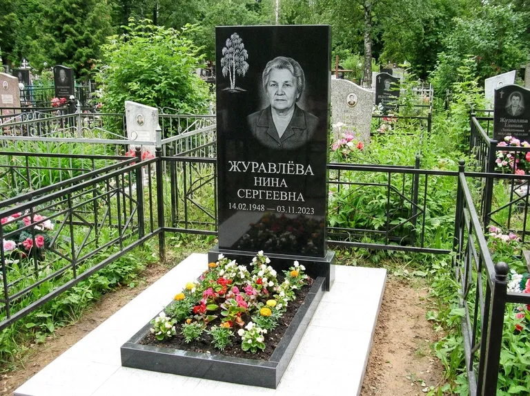 Памятник с гравировкой берёзы — гравировка одинокой берёзы над именем, работа «Журавлёва» в Ростове-на-Дону