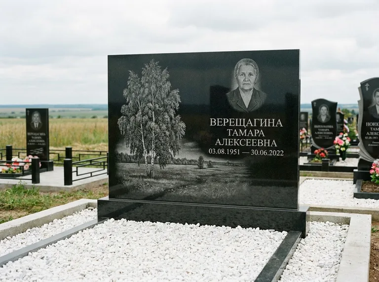 Памятник с гравировкой берёзы: широкая горизонтальная стела — берёза у поля, простор до горизонта, белая мраморная крошка с бордюром, работа «Верещагина» в Ростове-на-Дону