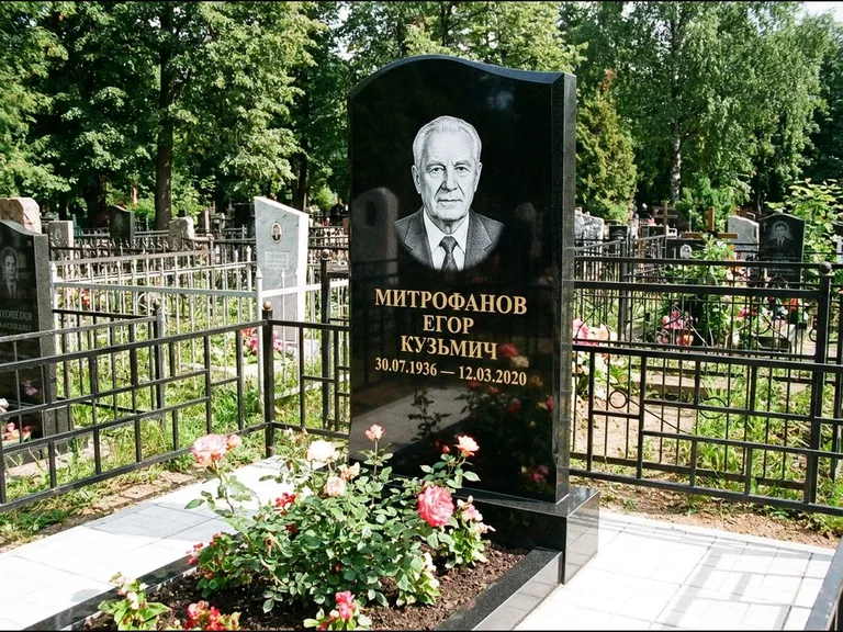 Гравировка портрета на чёрном граните — выполненная работа 29 в Ростове-на-Дону