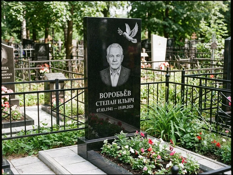 Гравировка голубей на памятник в Ростове-на-Дону — памятник из чёрного гранита с гравировкой