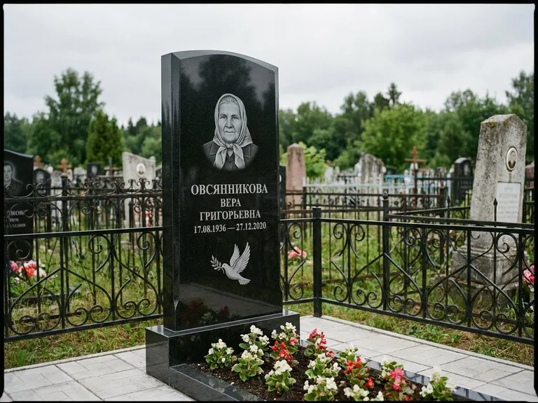Памятник с гравировкой голубей — гравировка голубя с оливковой ветвью рядом с эпитафией, работа «Овсянникова» в Ростове-на-Дону