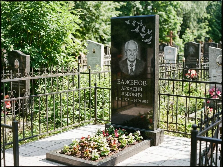 Памятник с гравировкой голубей — гравировка стаи голубей, взлетающей от угла стелы, работа «Баженов» в Ростове-на-Дону