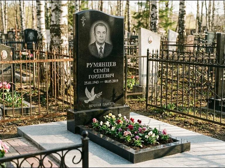 Памятник с гравировкой голубей — гравировка голубя с оливковой ветвью рядом с эпитафией, работа «Румянцев» в Ростове-на-Дону