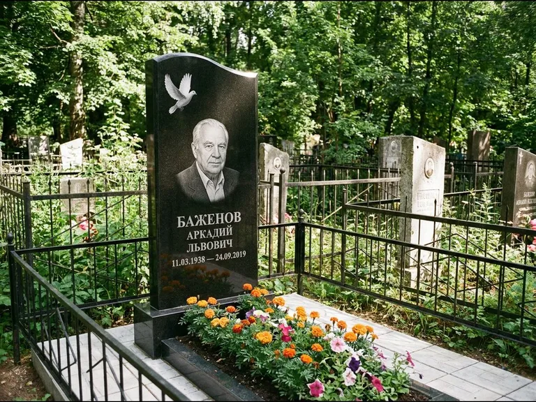 Памятник с гравировкой голубей — белая гравировка взлетающего голубя над портретом, работа «Баженов» в Ростове-на-Дону
