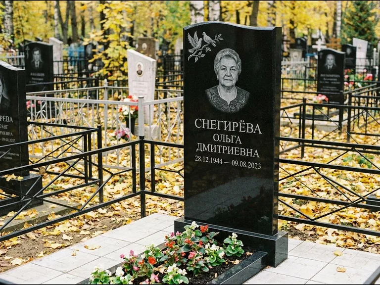 Памятник с гравировкой голубей — гравировка пары голубей на ветке в верхнем углу стелы, работа «Снегирёва» в Ростове-на-Дону