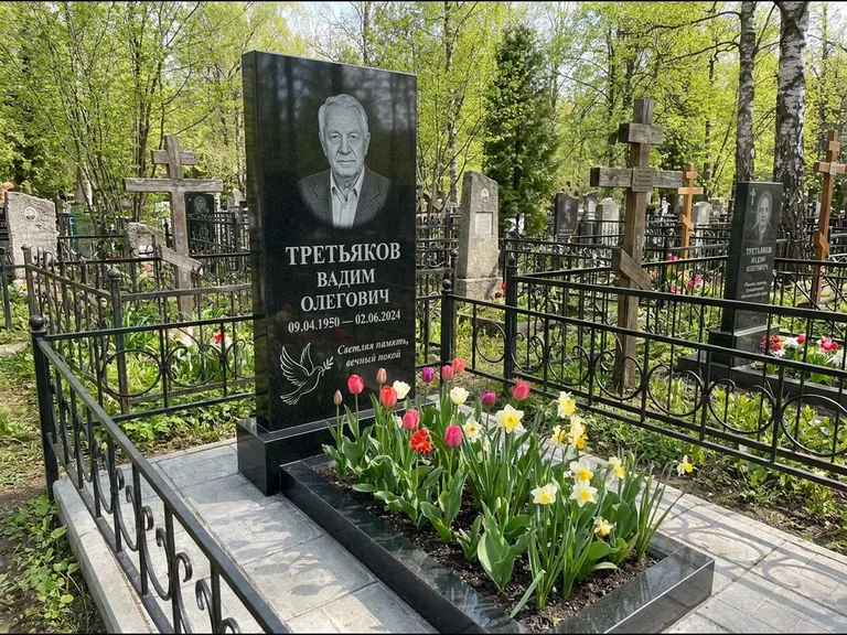 Памятник с гравировкой голубей — гравировка голубя с оливковой ветвью рядом с эпитафией, работа «Третьяков» в Ростове-на-Дону