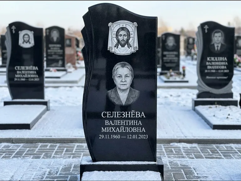 Памятник с гравировкой иконы — Казанская икона Божией Матери на стеле, работа «Одинцов» в Ростове-на-Дону
