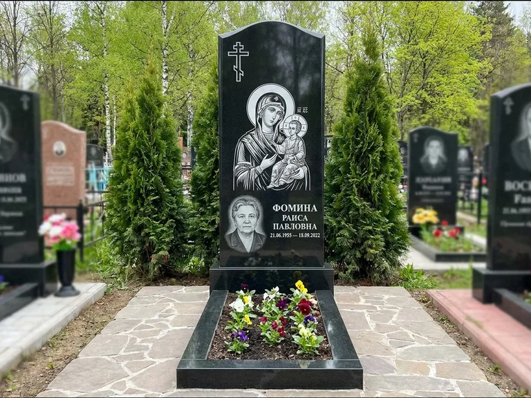Памятник с гравировкой иконы — икона в резном киоте, работа «Гущин» в Ростове-на-Дону