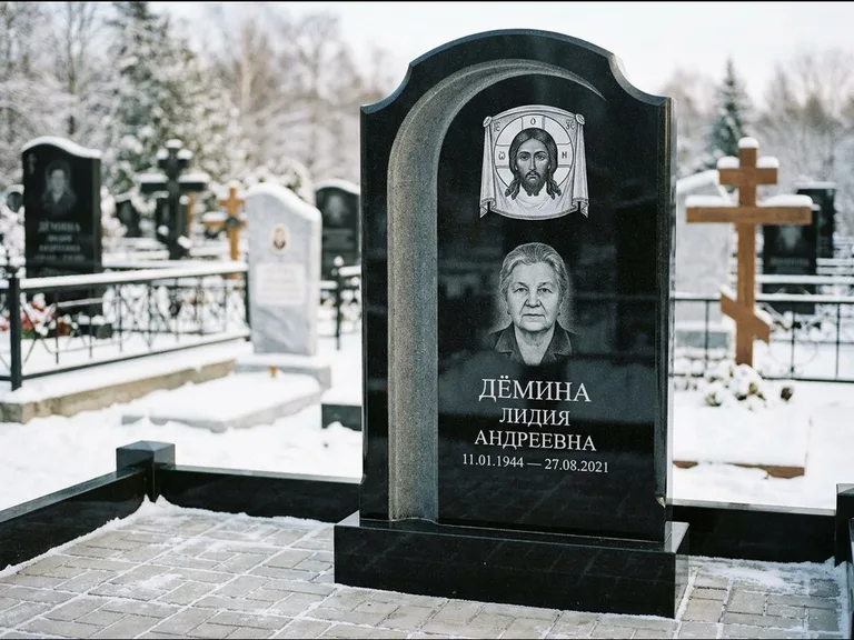 Памятник с гравировкой иконы: гранёный восьмиугольный обелиск с крестом — гравировка Николая Чудотворца, семейный участок с гранитной скамьёй, работа «Зотов» в Ростове-на-Дону