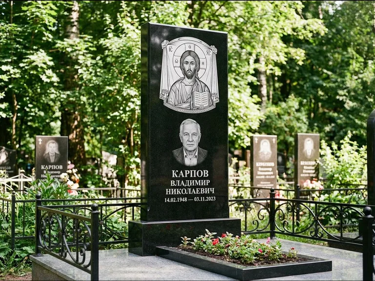 Памятник с гравировкой иконы: широкая двойная семейная стела — золочёный нимб на образе, цветник с красными розами, работа «Воронцова» в Ростове-на-Дону