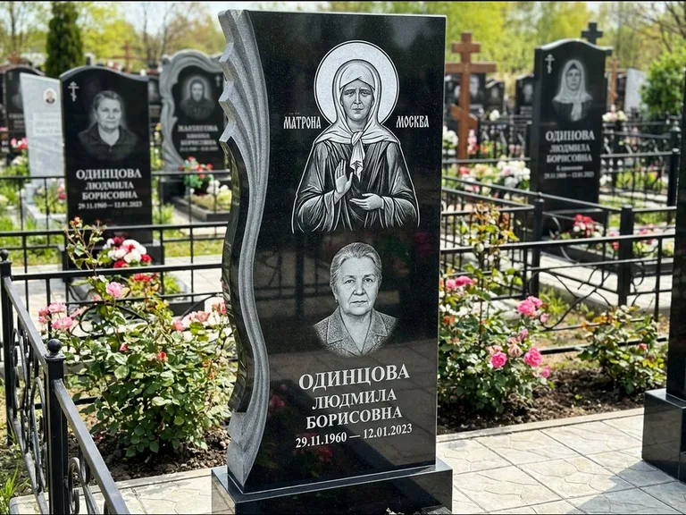 Памятник с гравировкой иконы: ступенчатая двухуровневая стела — Архангел Михаил на стеле, каменная дорожка из плитняка, работа «Одинцов» в Ростове-на-Дону