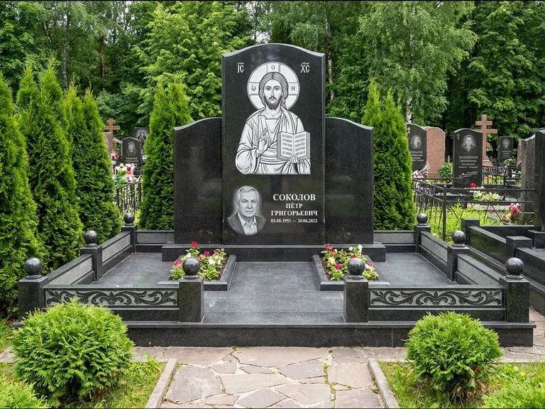 Памятник с гравировкой иконы: широкая горизонтальная лежачая плита-стела — икона в резной рамке-киоте, серая гравийная отсыпка с бордюром, работа «Богданова» в Ростове-на-Дону
