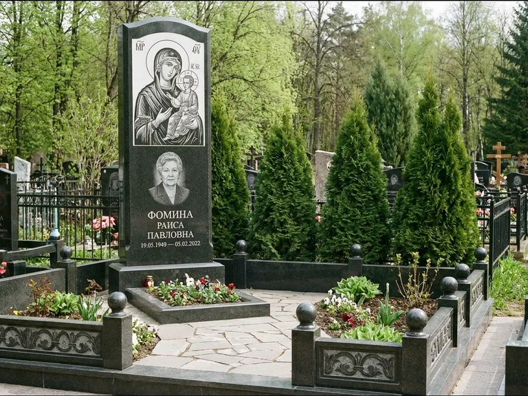 Памятник с гравировкой иконы: высокий гранёный обелиск с крестом-навершием — гравировка образа Матроны Московской, открытый участок без ограды, работа «Третьяков» в Ростове-на-Дону