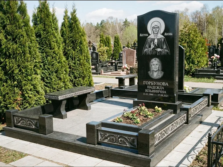Памятник с гравировкой иконы: стела в форме раскрытой книги с образом — гравировка образа Спасителя, цоколь тёмной плиткой, работа «Зотов» в Ростове-на-Дону