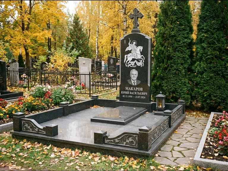 Памятник с гравировкой иконы: ступенчатая трёхуровневая стела — золочёный нимб на образе, дорожка из природного плитняка, работа «Лебедева» в Ростове-на-Дону