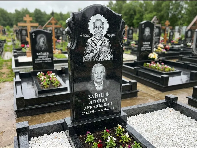 Памятник с гравировкой иконы — образ Николая Чудотворца, работа «Лебедева» в Ростове-на-Дону