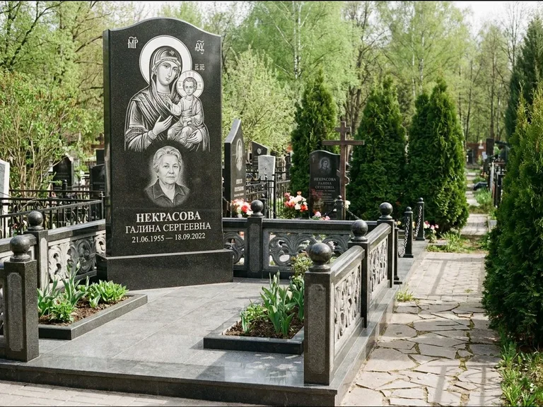 Памятник с гравировкой иконы: полукруглая стела с купольным навершием — Архангел Михаил на стеле, заснеженный зимний участок, работа «Гущин» в Ростове-на-Дону