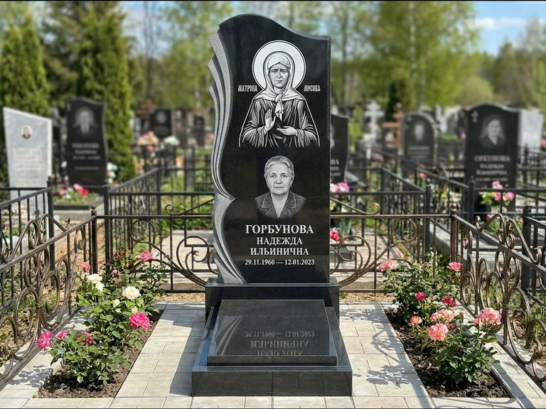 Памятник с гравировкой иконы — икона в резном киоте, работа «Одинцов» в Ростове-на-Дону