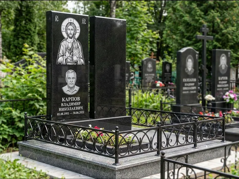 Памятник с гравировкой иконы — Казанская икона Божией Матери на стеле, работа «Богданова» в Ростове-на-Дону