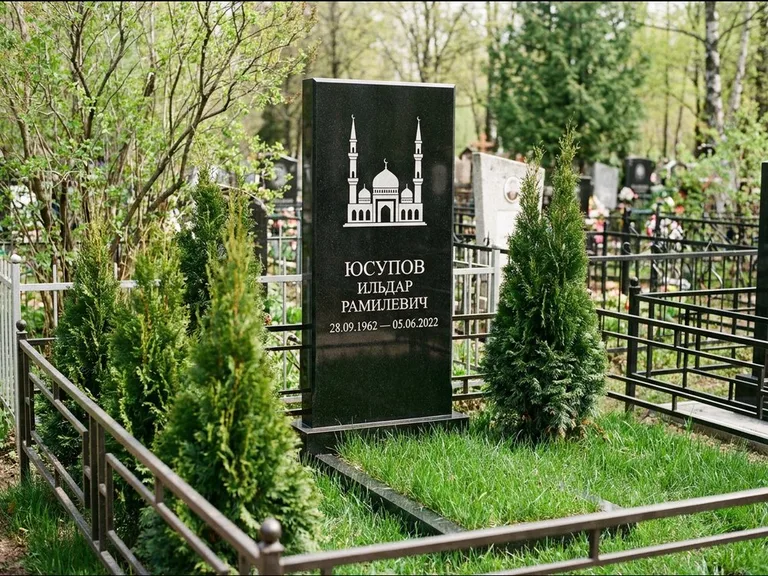 Мусульманский памятник с гравировкой мечети — силуэт мечети с двумя минаретами над именем, работа «Юсупов» в Ростове-на-Дону