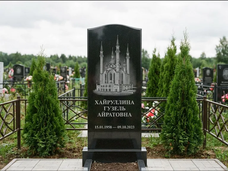 Мусульманский памятник с гравировкой мечети — мечеть Кул-Шариф на обороте стелы, работа «Хайруллина» в Ростове-на-Дону