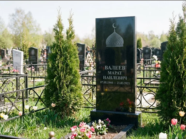 Мусульманский памятник с гравировкой мечети — купол с полумесяцем в верхней части, работа «Валеев» в Ростове-на-Дону