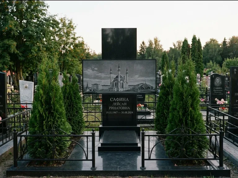Мусульманский памятник с гравировкой мечети — панорама мечети во всю ширину стелы, работа «Сафина» в Ростове-на-Дону