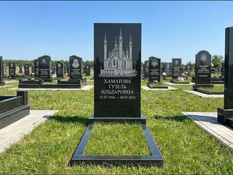 Мусульманский памятник с гравировкой мечети: небольшая скромная одиночная стела — золочёная гравировка мечети, аккуратный участок с газоном, работа «Нигматуллина» в Ростове-на-Дону
