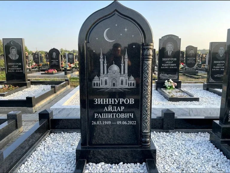 Мусульманский памятник с гравировкой мечети: стела с михраб-верхом и резной боковой колонной — детализированная гравировка мечети Кул-Шариф, белая мраморная крошка, работа «Ахметов» в Ростове-на-Дону