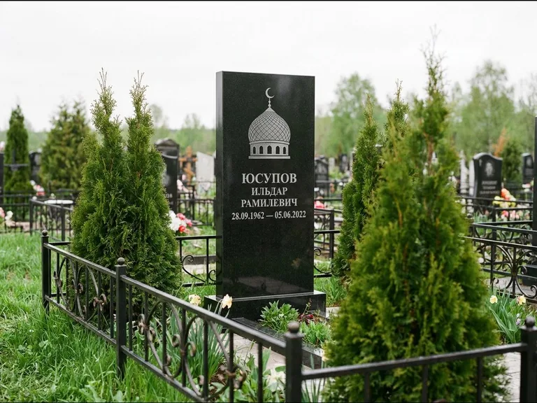 Мусульманский памятник с гравировкой мечети — купол с полумесяцем в верхней части, работа «Юсупов» в Ростове-на-Дону