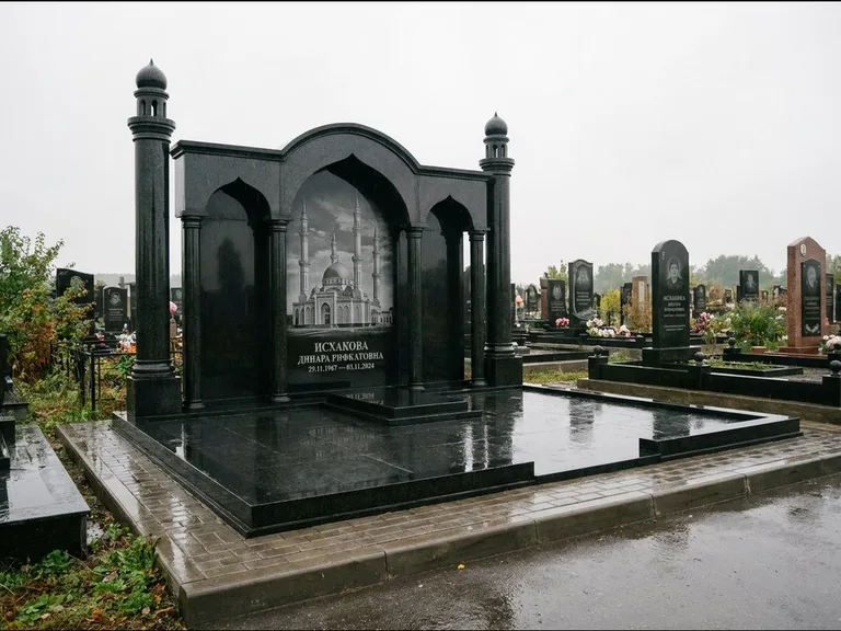 Мусульманский памятник с гравировкой мечети: семейный мемориал с колоннами-минаретами и аркой — золочёная гравировка мечети, большая мощёная площадка, работа «Абдуллаева» в Ростове-на-Дону