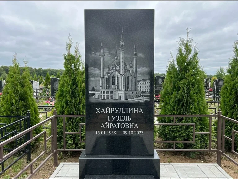 Мусульманский памятник с гравировкой мечети — панорама мечети во всю ширину стелы, работа «Хайруллина» в Ростове-на-Дону