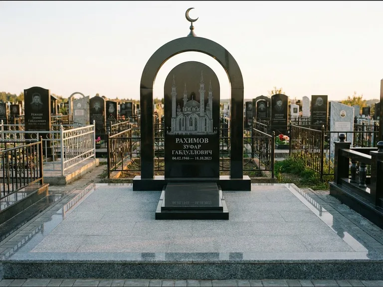 Мусульманский памятник с гравировкой мечети: монументальная стела-арка с полумесяцем на вершине — детализированная гравировка мечети Кул-Шариф, мощёная гранитная площадка с бордюром, работа «Юсупов» в Ростове-на-Дону