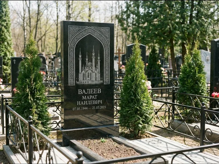 Мусульманский памятник с гравировкой мечети — мечеть в восточной арке с орнаментом, работа «Валеев» в Ростове-на-Дону