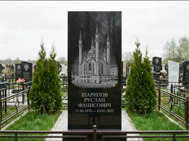 Мусульманский памятник с гравировкой мечети — мечеть Кул-Шариф на обороте стелы, работа «Шарипов» в Ростове-на-Дону