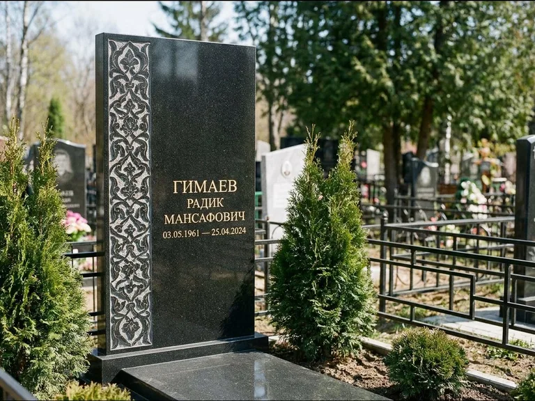 Мусульманский памятник — колонна ислими по краю стелы, работа «Гимаев» в Ростове-на-Дону