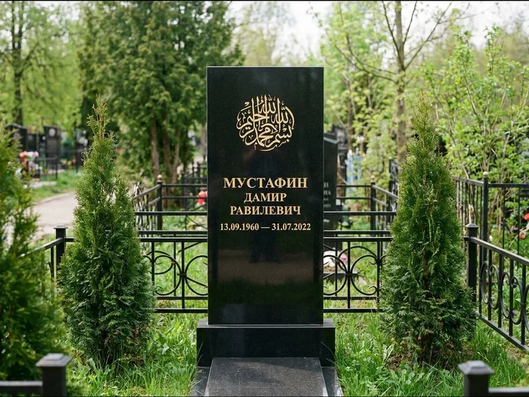 Мусульманский памятник — шахада в верхней части стелы, работа «Мустафин» в Ростове-на-Дону