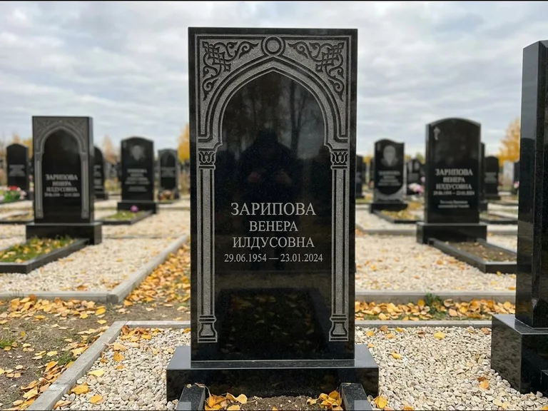 Мусульманский памятник: фигурная стела с михраб-нишей — гравировка мечети в михраб-арке с орнаментом, светлая гравийная отсыпка, работа «Зарипова» в Ростове-на-Дону