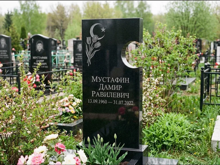 Мусульманский памятник: стела с боковым вырезом в форме полумесяца — гравировка минарета с полумесяцем, низкие кусты в цвету, работа «Мустафин» в Ростове-на-Дону