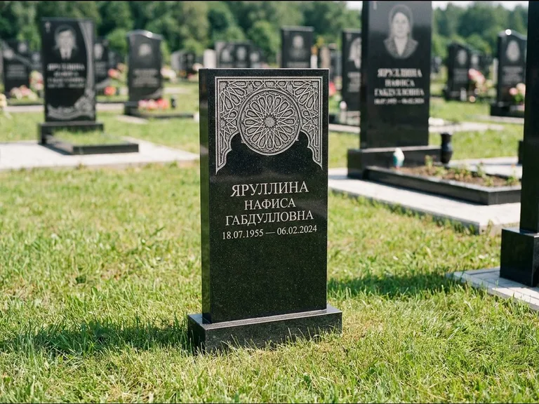 Мусульманский памятник: небольшая скромная невысокая стела — золочёная гравировка мечети, аккуратный участок с газоном, работа «Фахрутдинова» в Ростове-на-Дону