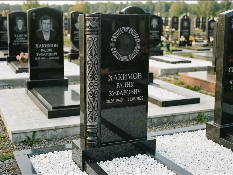 Мусульманский памятник: стела с боковой резной орнаментальной колонной — детализированная гравировка мечети Кул-Шариф, белая мраморная крошка, работа «Хабибуллин» в Ростове-на-Дону