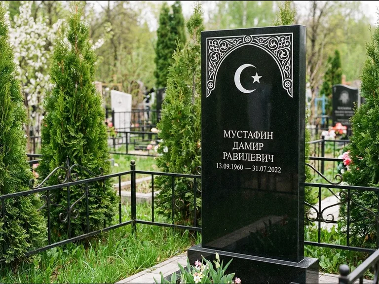 Мусульманский памятник — полумесяц со звездой и орнамент-бордюр, работа «Мустафин» в Ростове-на-Дону