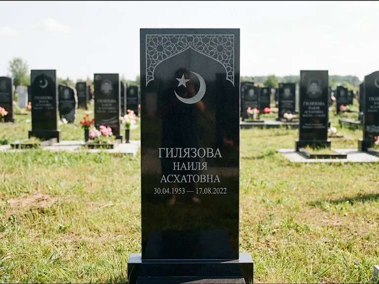 Мусульманский памятник: узкая вертикальная стела-пилон с полумесяцем — гравировка мечети в михраб-арке с орнаментом, открытая лужайка без ограды, работа «Ибрагимова» в Ростове-на-Дону