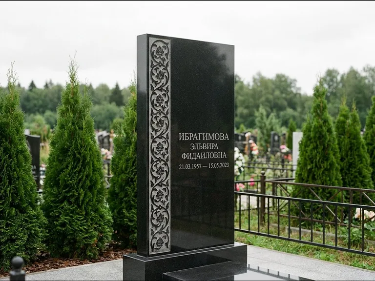 Мусульманский памятник — колонна ислими по краю стелы, работа «Ибрагимова» в Ростове-на-Дону