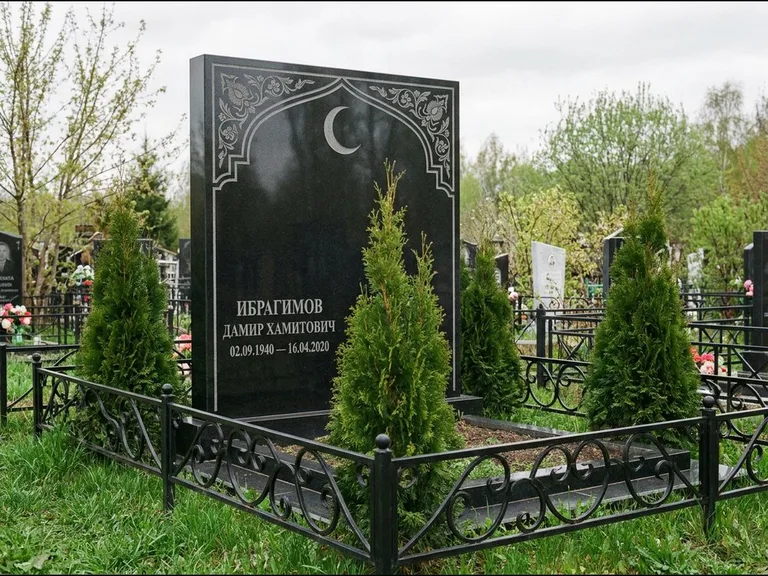 Памятник с гравировкой полумесяца — гравировка полумесяца в восточной арке с орнаментом, работа «Ибрагимов» в Ростове-на-Дону