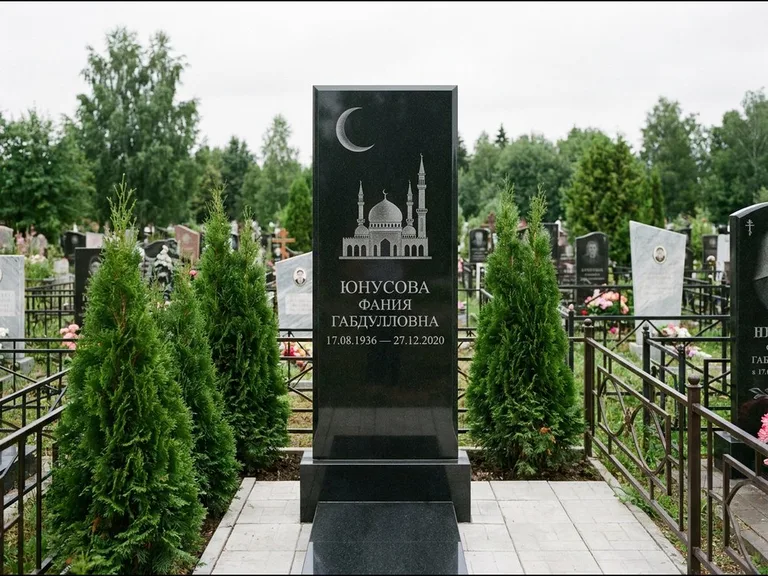 Памятник с гравировкой полумесяца — гравировка полумесяца над силуэтом мечети, работа «Юнусова» в Ростове-на-Дону