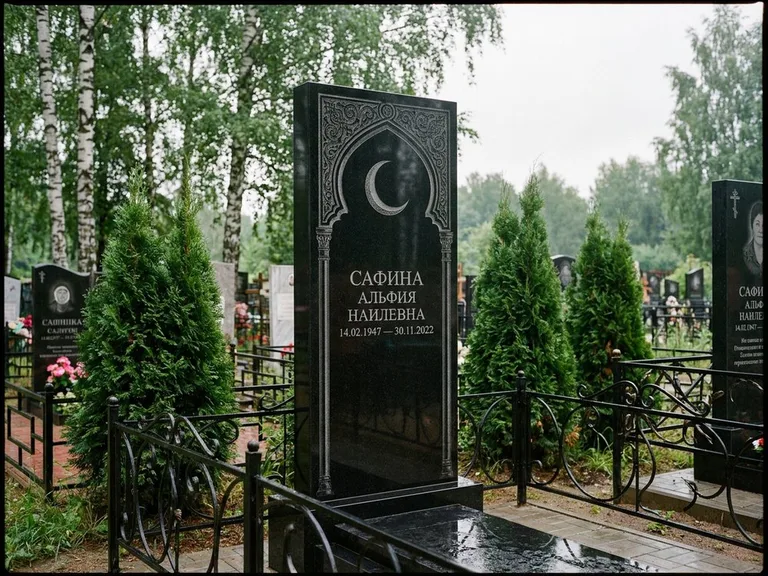Памятник с гравировкой полумесяца — гравировка полумесяца в восточной арке с орнаментом, работа «Сафина» в Ростове-на-Дону