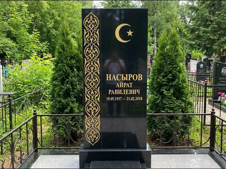 Памятник с гравировкой полумесяца — золочёный полумесяц и колонна растительного орнамента-ислими, работа «Насыров» в Ростове-на-Дону