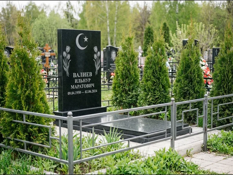 Памятник с гравировкой полумесяца — гравировка полумесяца со звездой и тюльпанами по бокам, работа «Валиев» в Ростове-на-Дону