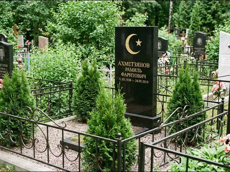 Памятник с гравировкой полумесяца — золочёная гравировка полумесяца со звездой в верхней части с, работа «Ахметзянов» в Ростове-на-Дону